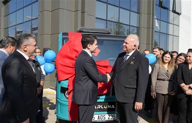KARLUNA'nın Ürettiği İlk Elektrikli Hafif Ticari Araç İAOSB'ye Armağan Edildi